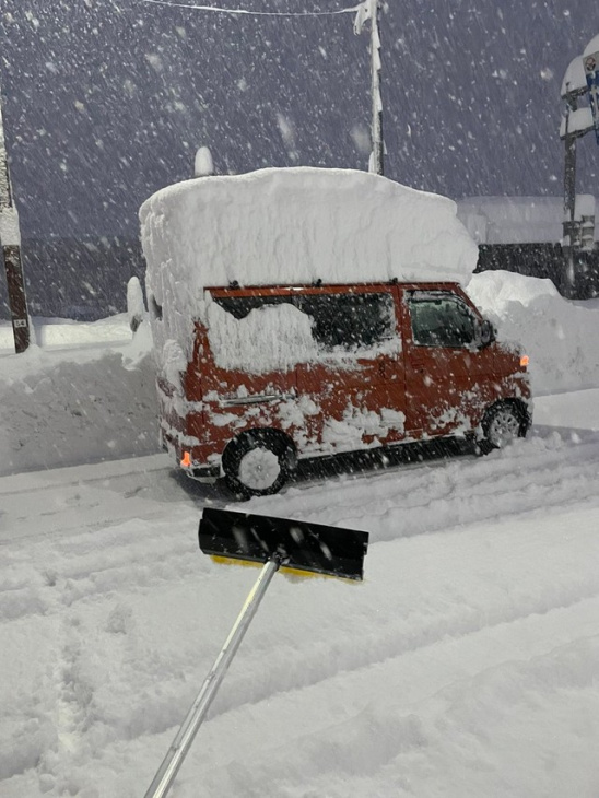 記録的な大雪で車を一晩放置した結果…「車の上に車が乗ってるw」「雪なめてた」と驚きの声
