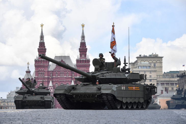 ロシア軍の最新鋭戦車を利用するワグネル・グループ
