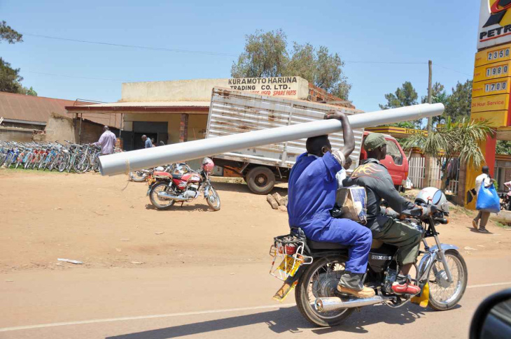 ウガンダ政府がすべてのエンジン搭載車を、無料で電動バイクに交換する計画を発表しました！ 一体どうやって、「無料」を実現するのでしょうか・・・!?