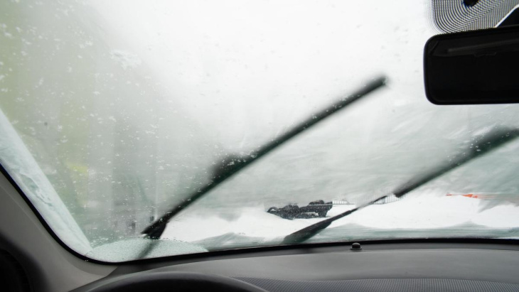車のガラスが曇ったときの解決策｜暖房とエアコンどちらをつけるのが正解？