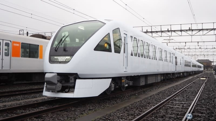 東武の新型特急n100系「スペーシアx」公開 白い車体に多彩なシートバリエーション