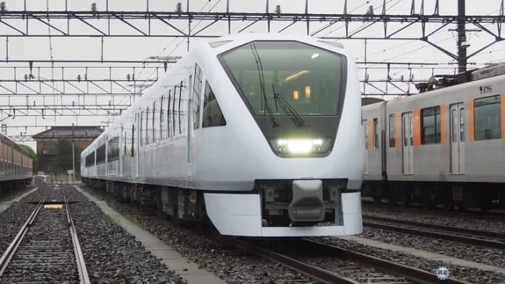 東武の新型特急n100系「スペーシアx」公開 白い車体に多彩なシートバリエーション