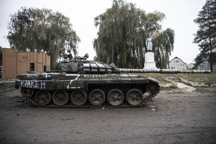 ウクライナ戦争、旧式戦車を駆り出すロシア