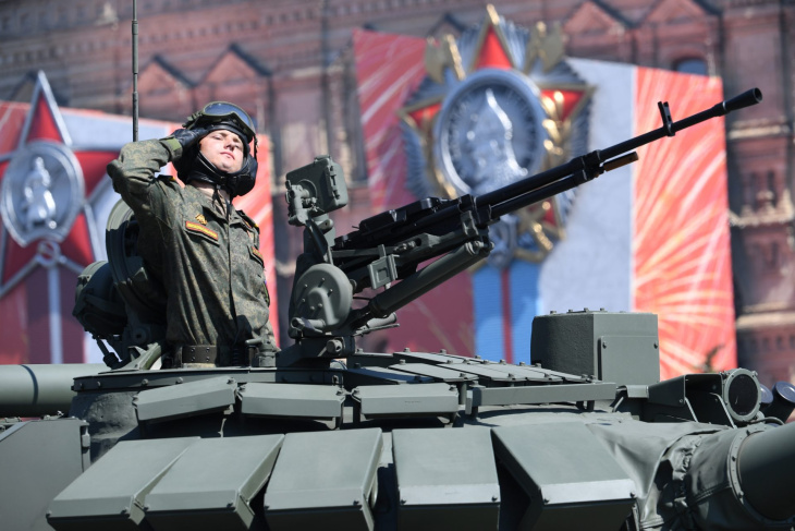 ウクライナ戦争、旧式戦車を駆り出すロシア