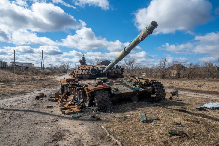 ウクライナ戦争で旧式戦車を駆り出すロシア