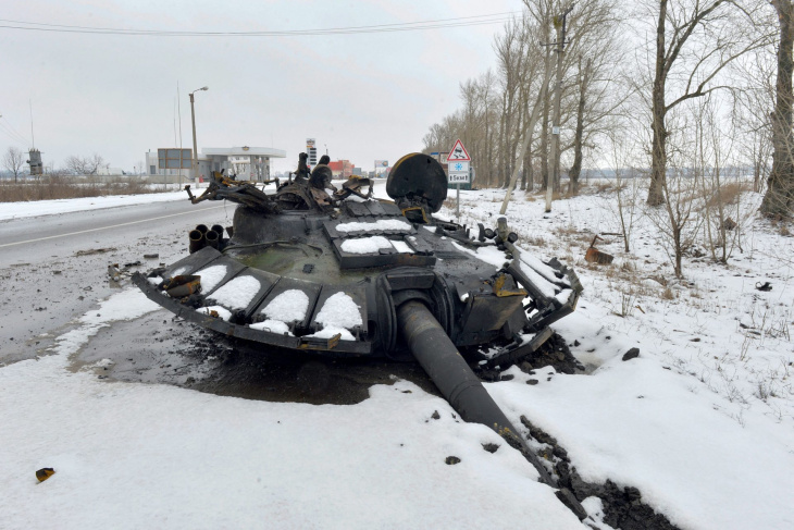 ウクライナ戦争で旧式戦車を駆り出すロシア