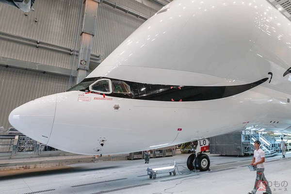 エアバス異形貨物機「ベルーガxl」、最終号機は特別塗装に！ まさかの“顔面”に世界中から「カワイイ」の声