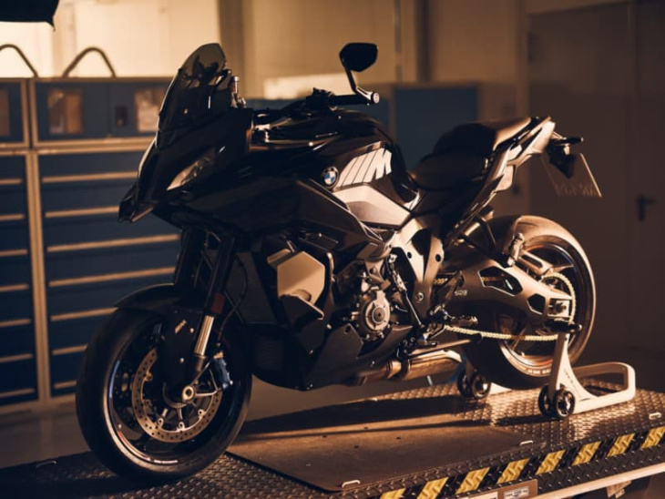 長距離スポーツバイクの最高峰 bmw「m 1000 xr」プロトタイプを発表