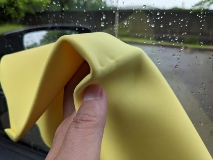 雨の「車中泊・ドライブ」超便利アイテム7選！ 濡れngの「クルマ空間」に