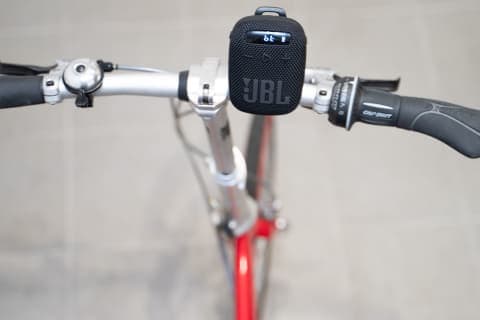 jbl、自転車やバイクのハンドルに固定できるbluetoothスピーカー「wind 3」
