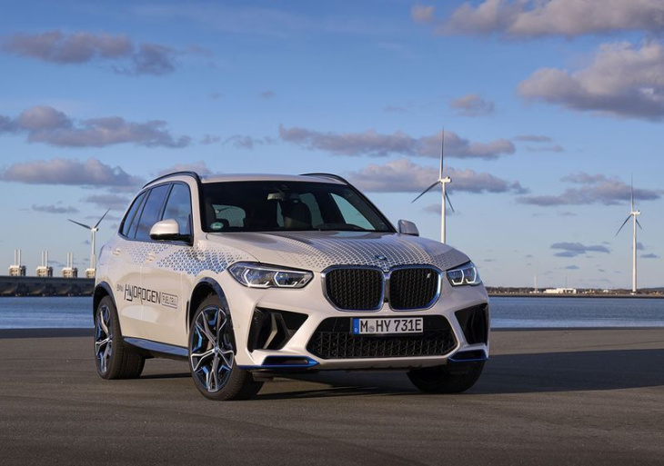 BMWが燃料電池車、iX5ハイドロジェンで実証実験開始 市販化に向けて