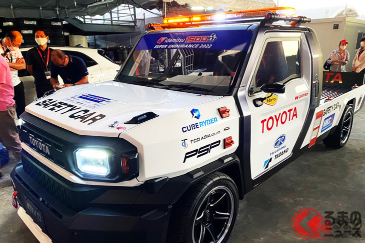 トヨタが新型「ランガ」を世界初公開！ toyotaロゴの存在感スゴい！ 需要で七変化する斬新モデルをインドネシアで披露