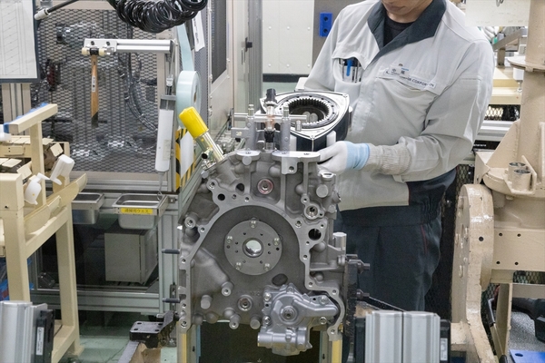 新型ロータリーエンジンを組み立てる匠は3名！ 工場のデジタル化と職人の合わせ技で完成する