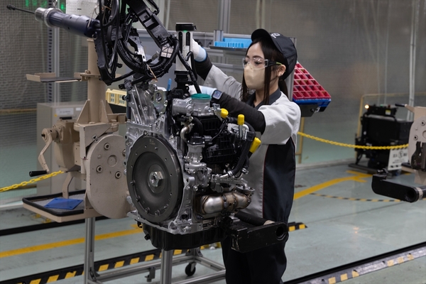 新型ロータリーエンジンを組み立てる匠は3名！ 工場のデジタル化と職人の合わせ技で完成する
