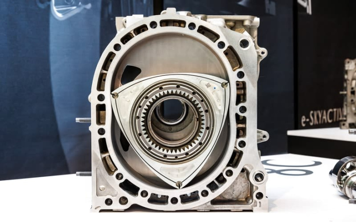 マツダが「飽くなき挑戦」と位置付ける新型8cロータリーエンジン開発 次世代renesis 16xや787bの技術を投入