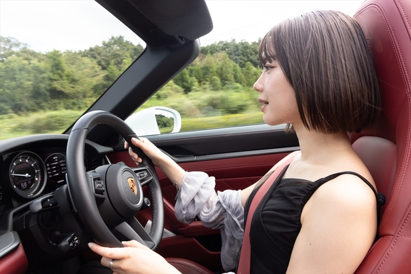android, モデルの新 唯、真っ白なポルシェ「911」のオープンカーに乗る夢を叶える