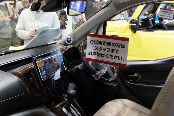 android, 大阪オートメッセで見たコテコテのカスタムカーと美しきアテンダントたち