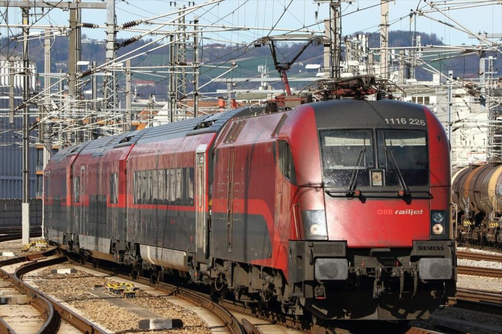 オーストリア鉄道｢新型レイルジェット｣の大進化 特急車両も｢低床化｣でバリアフリーを徹底