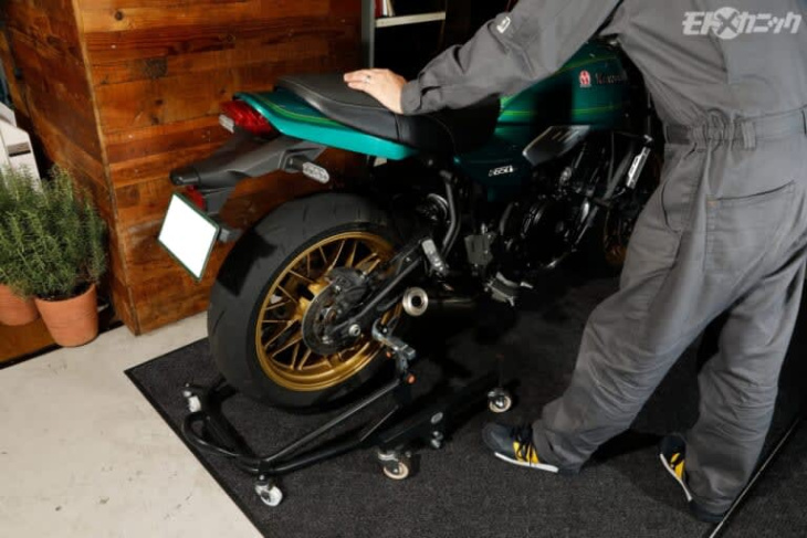 自由自在にバイクをグルグル回せるバイクスタンド。ガレージにあると嬉しい〈ガレージレボ〉