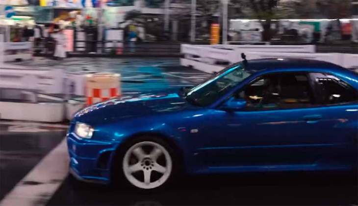 ビデオ：ルイス・ハミルトンが東京の街中で「ワイルド・スピード」の日産スカイラインr34 gt-rをドライブ、ウェブを驚かせる